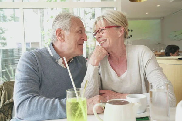 Senior couple having a drink — Stock Photo, Image