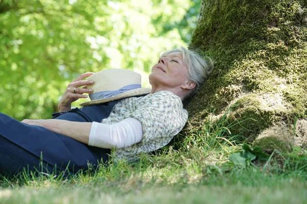 庭園でリラックスした年配の女性 — ストック写真