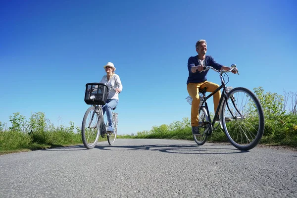 自転車に乗って陽気なカップル — ストック写真