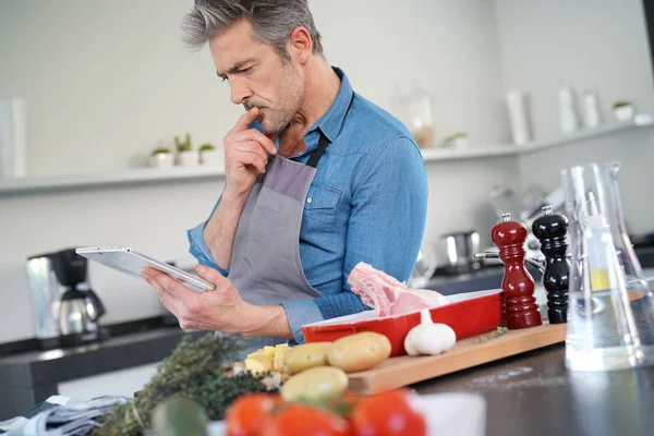 Man in de keuken koken — Stockfoto