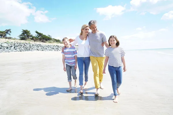 Familywalking sulla spiaggia sabbiosa — Foto Stock