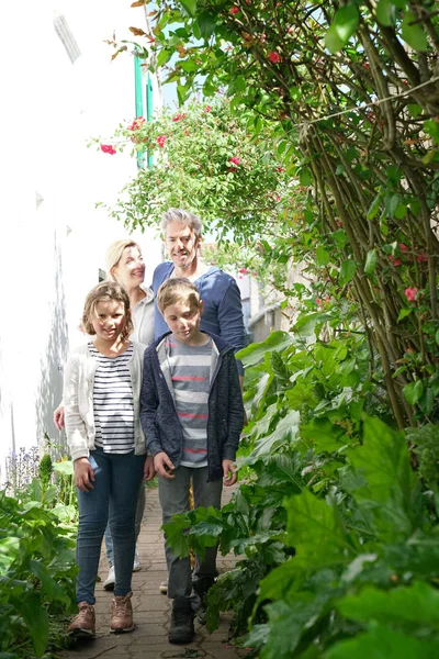 Familjen Promenader Bilfria Passage Liten Fransk — Stockfoto