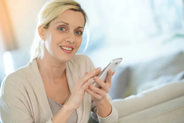 Mujer rubia enviando mensaje de texto —  Fotos de Stock