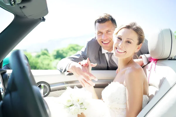 Bruid in converteerbare auto zit — Stockfoto