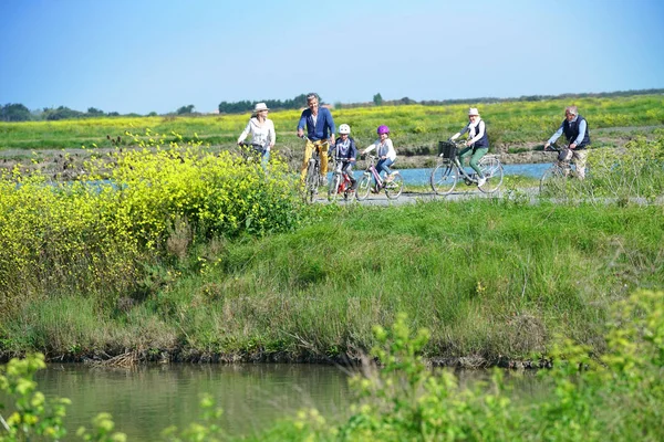 Rodzina jazda bikes razem — Zdjęcie stockowe