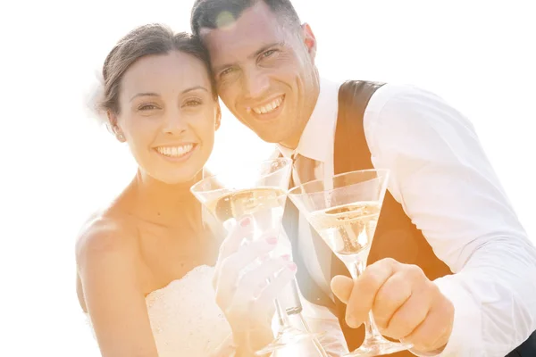 Menyasszony és a vőlegény éljenzés — Stock Fotó