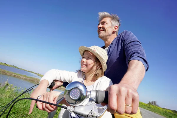 Vader en dochter rijden fiets samen — Stockfoto
