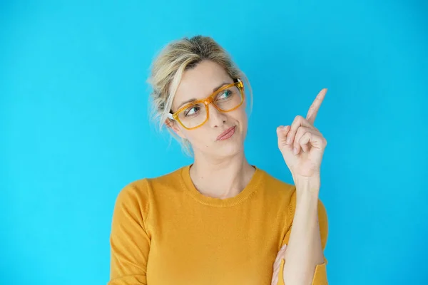 Kadın sarı gözlük ile — Stok fotoğraf