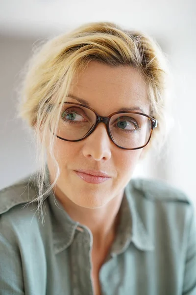 Mujer rubia con gafas graduadas — Foto de Stock