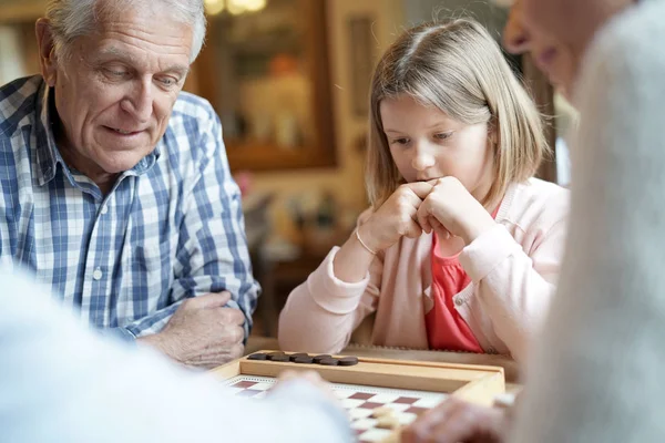 Mor-och farföräldrar med barnbarn spelar — Stockfoto