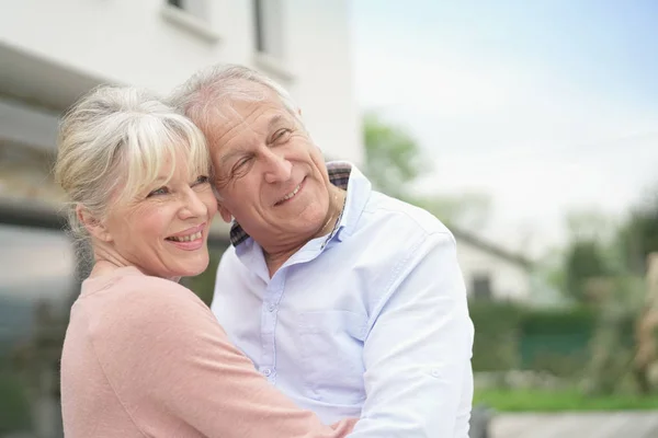 Högre par omfamning — Stockfoto