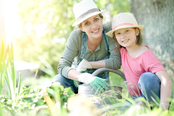 Mutter und Tochter gärtnern zusammen — Stockfoto