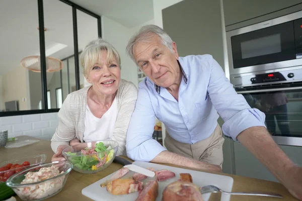 Ηλικιωμένο ζευγάρι μαγειρεύουν μαζί — Φωτογραφία Αρχείου