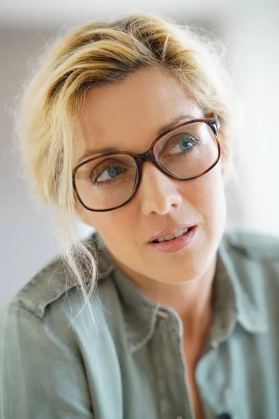 Blonde vrouw met bril — Stockfoto