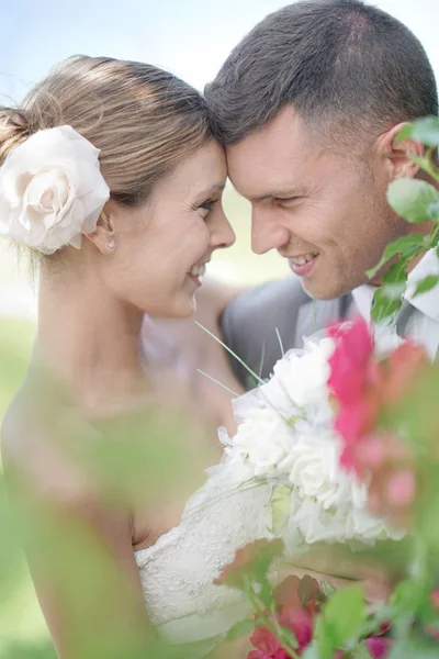 Smiling bride and groom — Stock Photo, Image