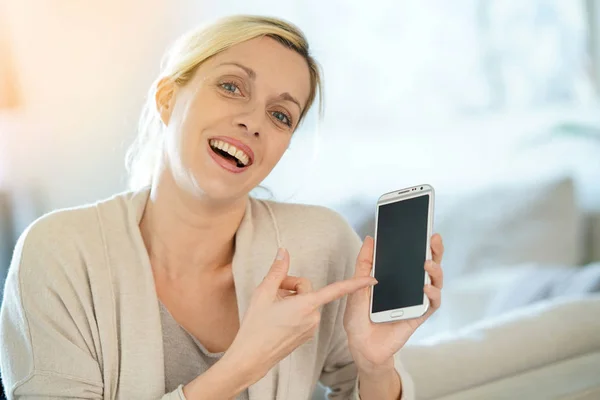 Blonde vrouw wijzend op bericht — Stockfoto