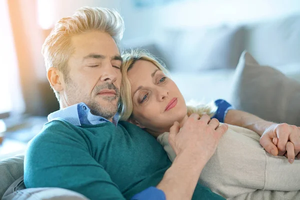 Couple relaxing together in sofa — Stock Photo, Image