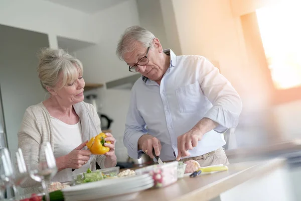 Coppia anziana cucina insieme — Foto Stock