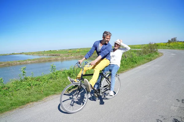 Весёлая пара на велосипеде — стоковое фото