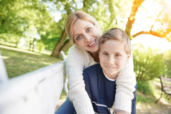 Mãe e filho sentados no banco — Fotografia de Stock