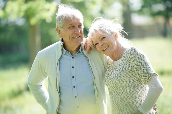 Mooie hoge paar wandelen — Stockfoto