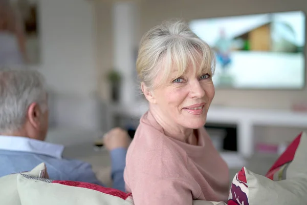 Woman  watching tv — Stock Photo, Image