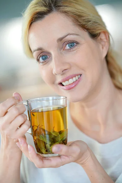 Vrouw drinken planten infusie — Stockfoto