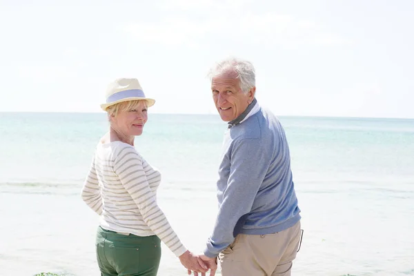 Äldre par som njuter av promenader — Stockfoto
