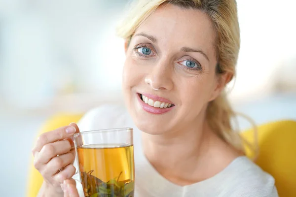 Frau trinkt Pflanzen-Infusion — Stockfoto