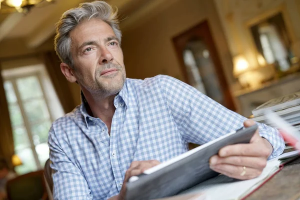 Homem usando tablet digital — Fotografia de Stock