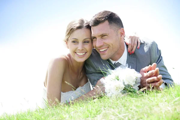 Cheerful bride and groom relaxing — Stock Photo, Image