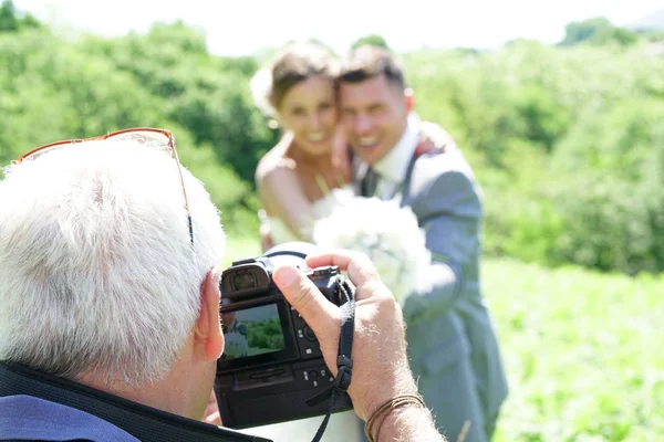 Fotógrafo tirar fotos de casamento — Fotografia de Stock