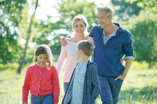 Fröhlicher Familienspaziergang — Stockfoto