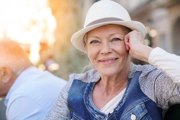 Seniorin mit Hut auf — Stockfoto