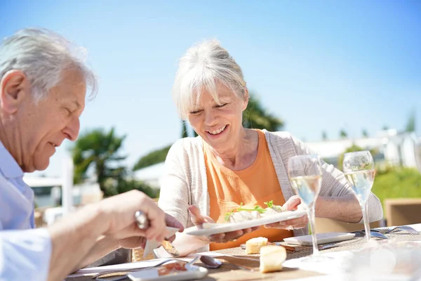 Couple de personnes âgées appréciant les repas — Photo