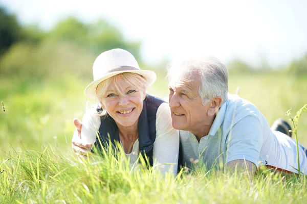 Couple relaxing in countryside — Stock Photo, Image