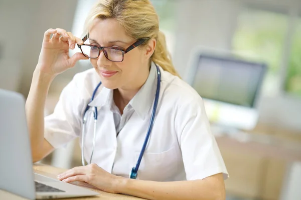 Doctor trabajando en el portátil —  Fotos de Stock