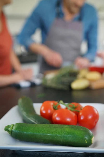 Λαχανικά που έχουν οριστεί στο τραπέζι της κουζίνας — Φωτογραφία Αρχείου