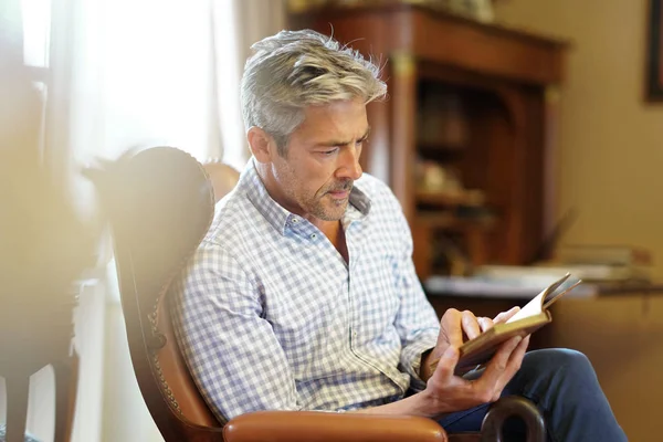 Mature man reading book — Stock Photo, Image