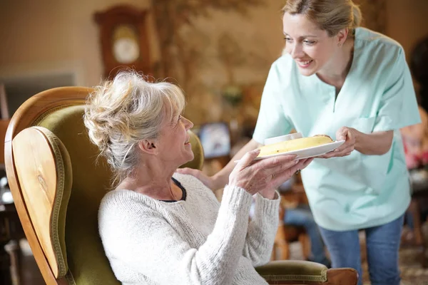 Sjuksköterska föra frukost — Stockfoto