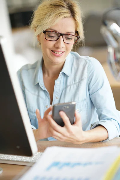 Empresaria usando smartphone — Foto de Stock