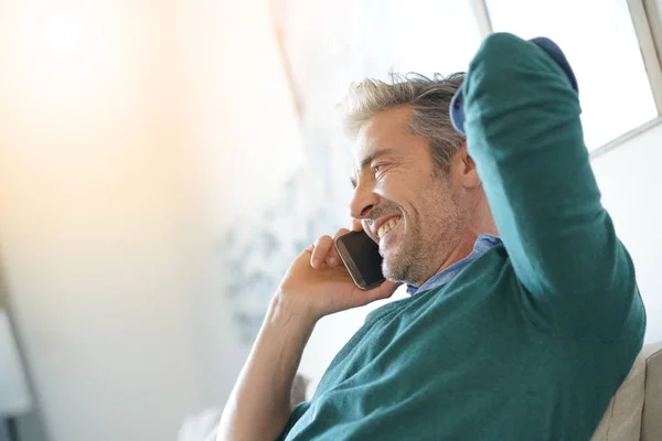 Uomo a casa a parlare al telefono — Foto Stock