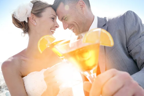 Bride and groom cheering — Stock Photo, Image