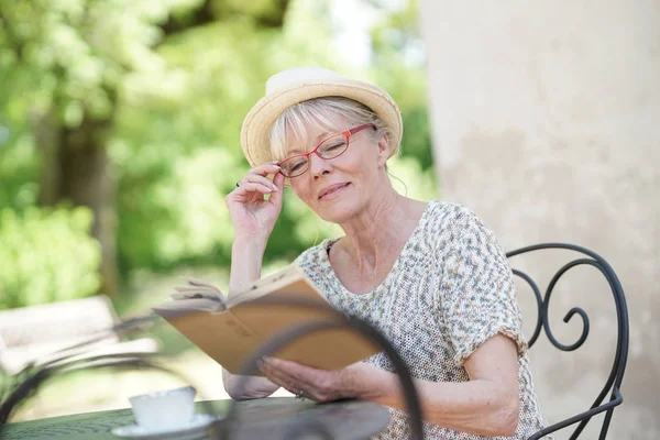 Woman reading book — Stock Photo, Image