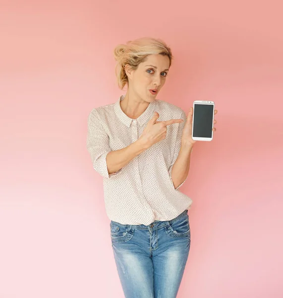 Donna bionda mostrando smartphone — Foto Stock