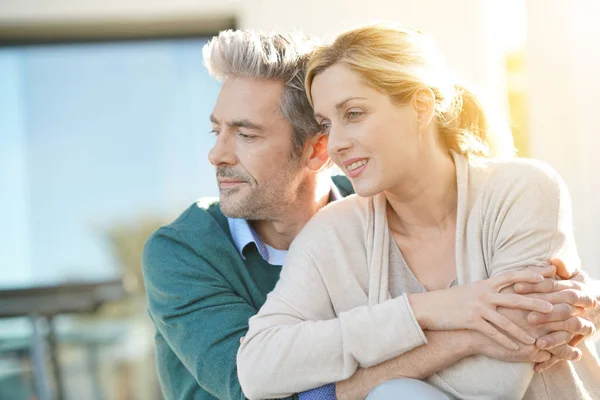 Pareja de mediana edad sentado — Foto de Stock