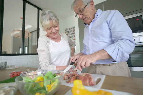 Pareja mayor cocinando juntos — Foto de Stock