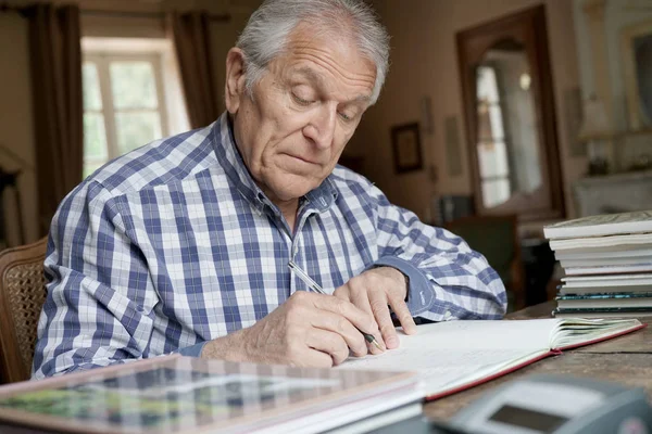 Man schrijft op notitieboekje — Stockfoto