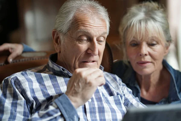 Porträt Eines Senioren Paares Mit Digitalem Tablet — Stockfoto