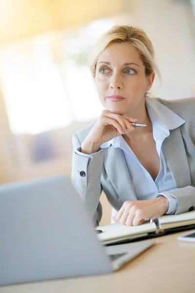 Geschäftsfrau arbeitet im Büro — Stockfoto